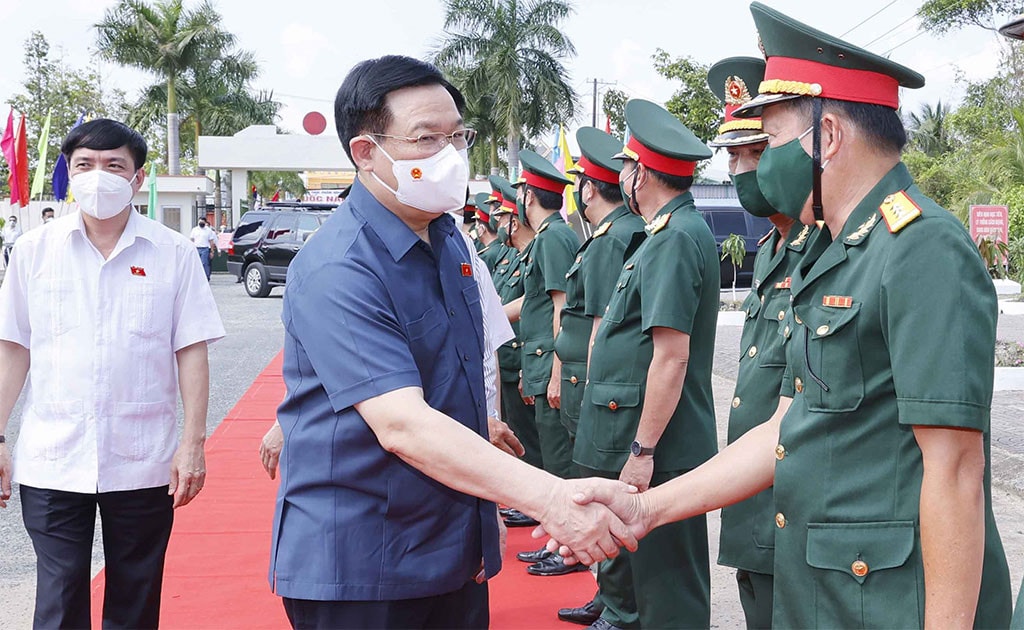 Chủ tịch Quốc hội Vương Đình Huệ thăm và chúc tết cán bộ, chiến sỹ Tiểu đoàn U Minh 2 Ảnh: Doãn Tấn