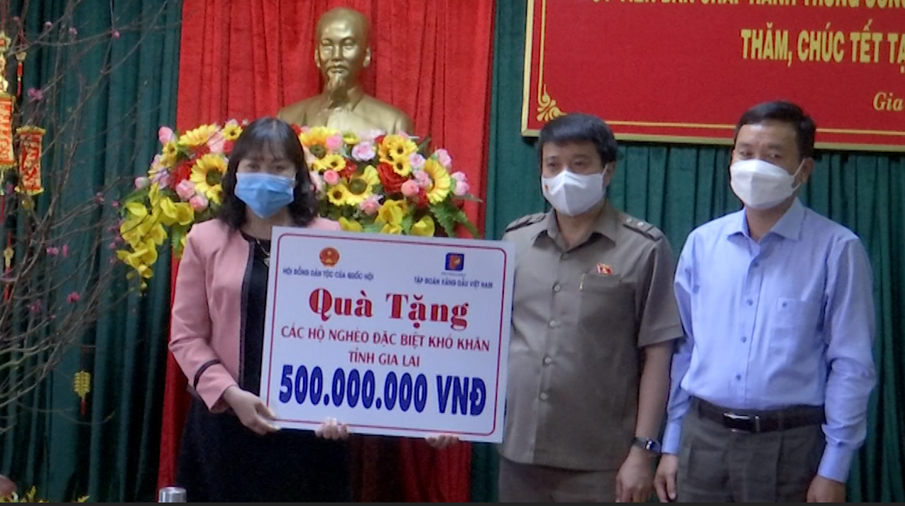 Chủ tịch Hội đồng Dân tộc Y Thanh Hà Niê Kđăm thay mặt Đoàn ĐBQH tỉnh Gia Lai và Tập đoàn Xăng đầu Việt Nam tặng 500 triệu cho các hộ nghèo đặc biệt khó khăn tỉnh Gia Lai
