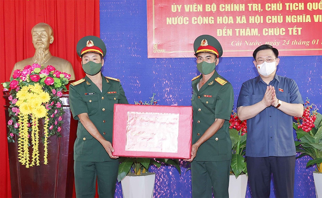 Chủ tịch Quốc hội Vương Đình Huệ tặng quà Tết cán bộ, chiến sỹ Tiểu đoàn U Minh II Ảnh: Doãn Tấn
