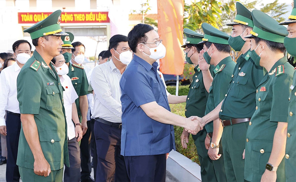 Chủ tịch Quốc hội Vương Đình Huệ với cán bộ, chiến sỹ Đồn Biên phòng Rạch Gốc Ảnh: Doãn Tấn - TTXVN