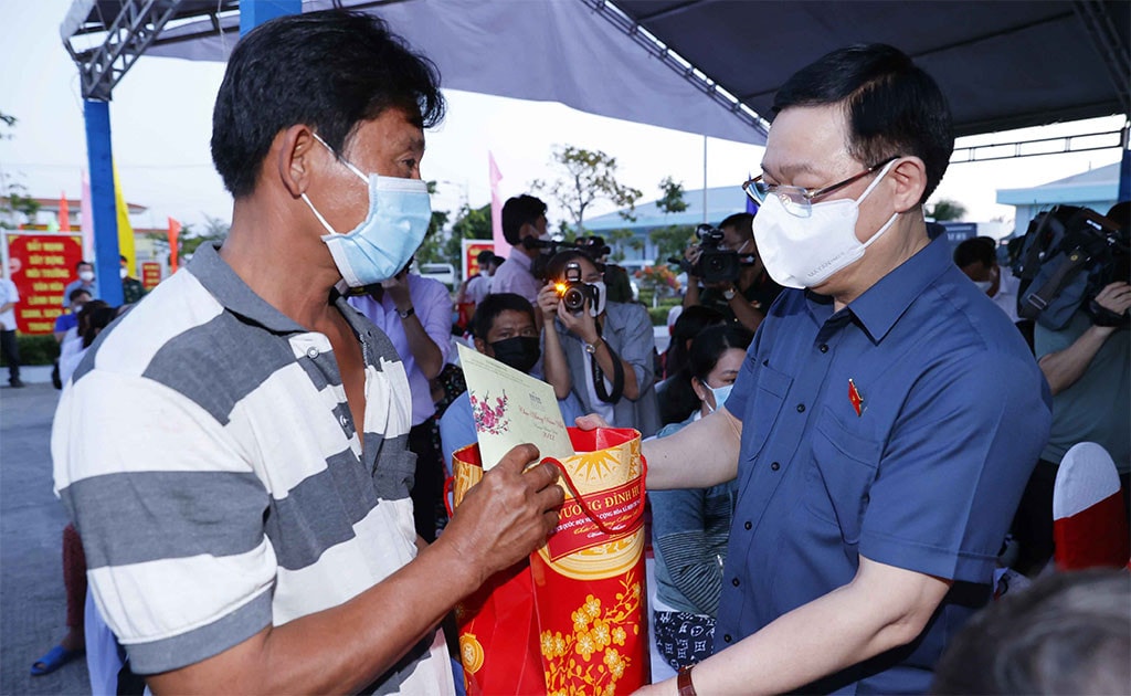 Chủ tịch Quốc hội Vương Đình Huệ tặng quà Tết nhân dân huyện Ngọc Hiển, tỉnh Cà Mau Ảnh: Doãn Tấn - TTXVN