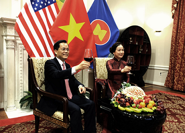 Đại sứ Việt Nam tại Mỹ Hà Kim Ngọc và Phu nhân Nguyễn Thị Phương Liên chúc Tết các khách mời