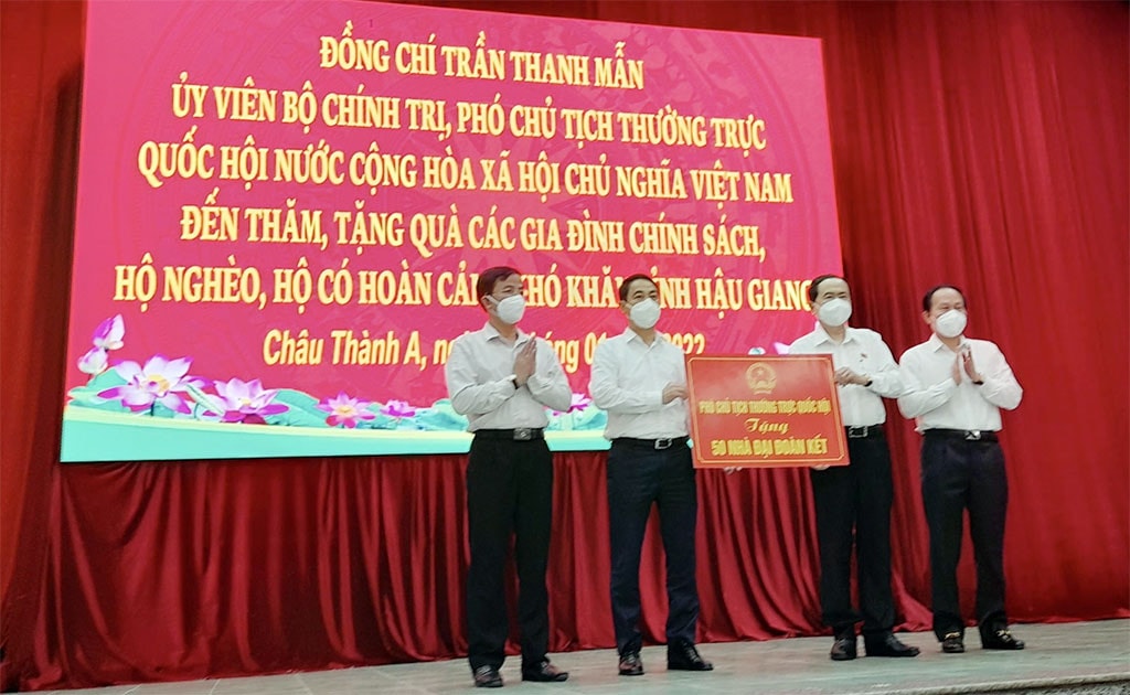 Phó Chủ tịch Thường trực Quốc hội Trần Thanh Mẫn và Phó Chủ tịch- Tổng Thư ký Ủy ban Trung ương Mặt trận Việt Nam Lê Tiến Châu trao tặng 50 căn nhà Đại đoàn kết cho người dân tỉnh Hậu Giang