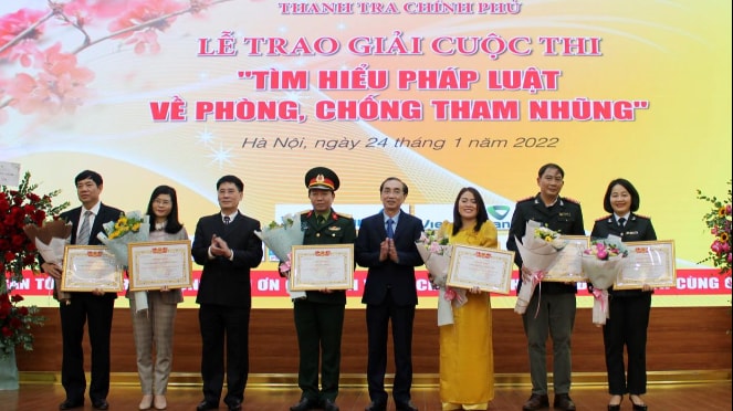Phó Tổng Thanh tra Chính phủ Đặng Công Huẩn trao giải thưởng cho các tác giả
