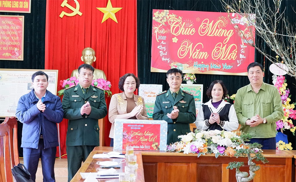 Tặng quà động viên cán bộ, chiến sĩ Đồn biên phòng Leng Su Sìn
