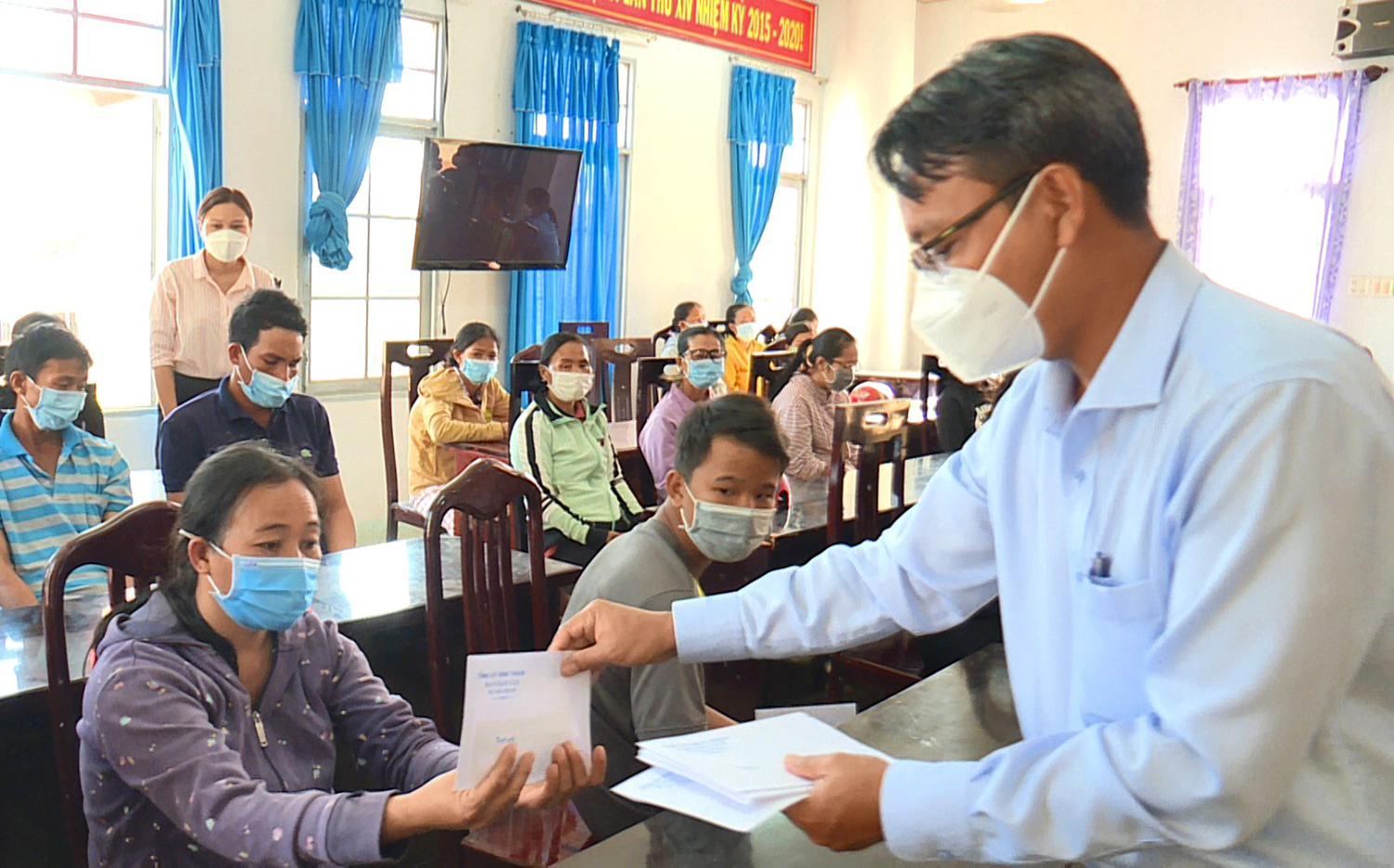 ĐBQH Đặng Hồng Sỹ (Bình Thuận) trao quà cho bà con huyện Tánh Linh