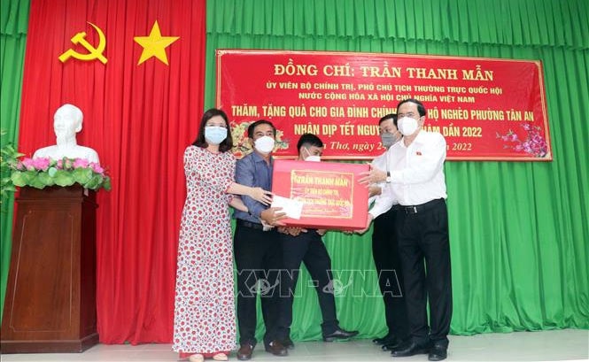 Phó Chủ tịch Thường trực Quốc hội Trần Thanh Mẫn tặng quà Tết cho lãnh đạo phường Tân An Ảnh: Ngọc Thiện- TTXVN