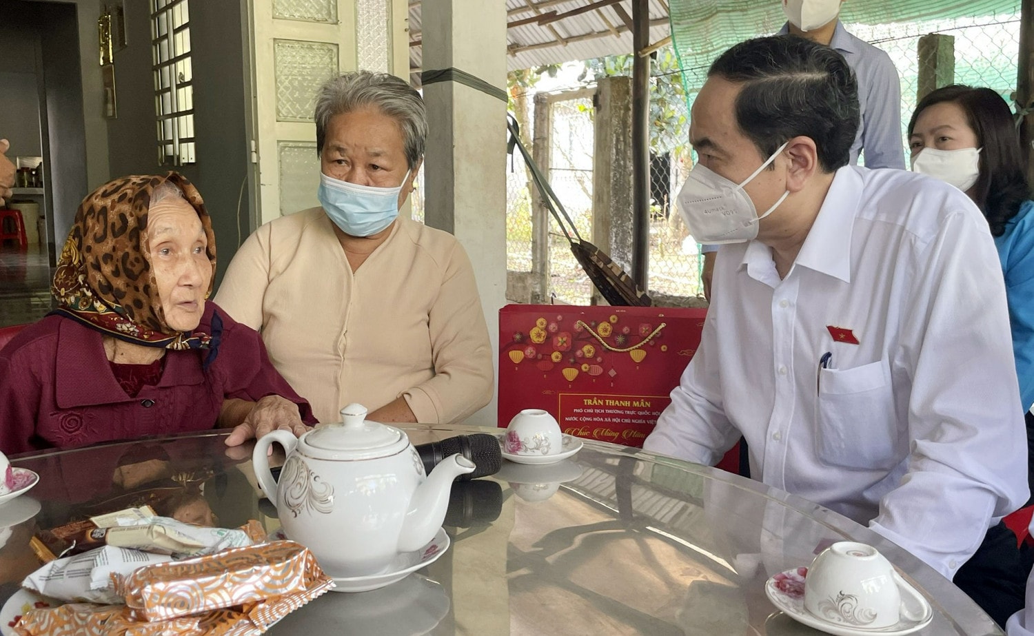 Phó Chủ tịch Thường trực Quốc hội Trần Thanh Mẫn và Đoàn công tác đến thăm, tặng quà mẹ liệt sĩ Nguyễn Thị Thời ở huyện Châu Thành A, Hậu Giang