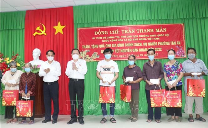 Phó Chủ tịch Thường trực Quốc hội Trần Thanh Mẫn và Bí thư Thành ủy Cần Thơ Lê Quang Mạnh tặng quà Tết cho các gia đình chính sách, hộ nghèo trên địa bàn phường Tân An Ảnh: Ngọc Thiện- TTXVN