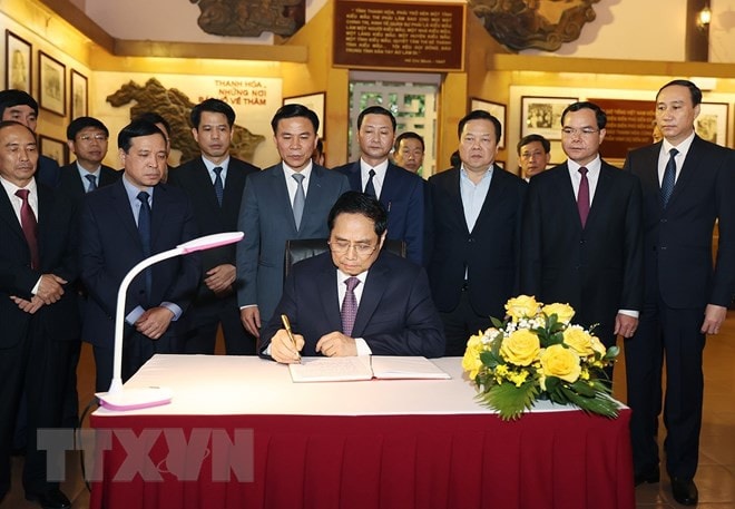 Thủ tướng Phạm Minh Chính viết cảm tưởng tại Khu Tưởng niệm Chủ tịch Hồ Chí Minh tại TP. Thanh Hóa