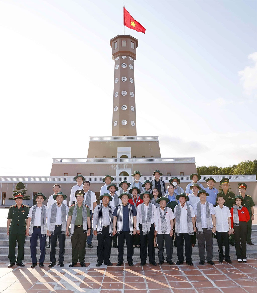 Chủ tịch Quốc hội Vương Đình Huệ với các đại biểu thăm biểu tượng cột cờ Hà Nội tại Khu Du lịch Quốc gia Mũi Cà Mau. Ảnh: Doãn Tấn - TTXVN