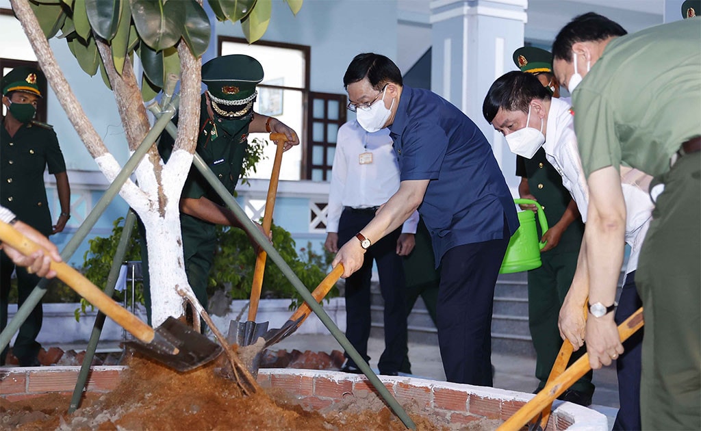 Chủ tịch Quốc hội Vương Đình Huệ trồng cây lưu niệm tại Đồn Biên phòng Rạch Gốc Ảnh: Doãn Tấn - TTXVN