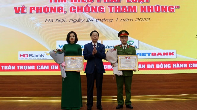 Phó Tổng Thanh tra Chính phủ Trần Ngọc Liêm trao giải thưởng cho các tác giả