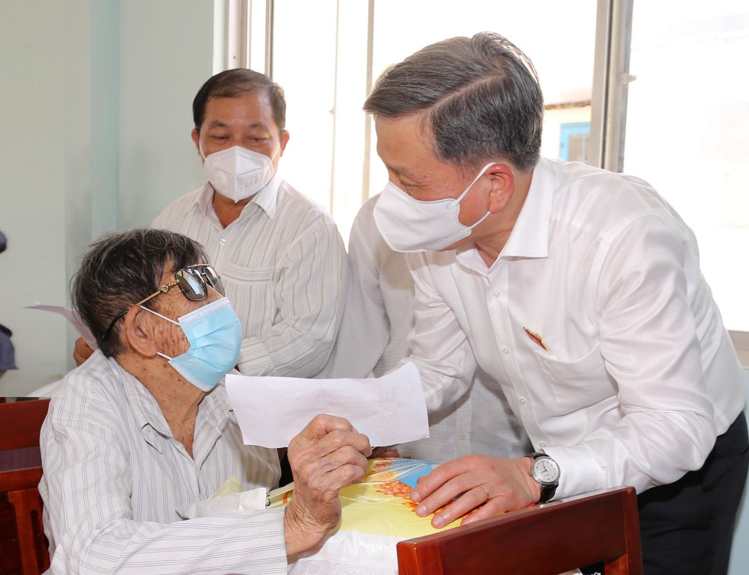 Chủ nhiệm Ủy ban Khoa học, Công nghệ và Môi trường Lê Quang Huy trao quà cho người dân huyện Bắc Bình, tỉnh Bình Thuận