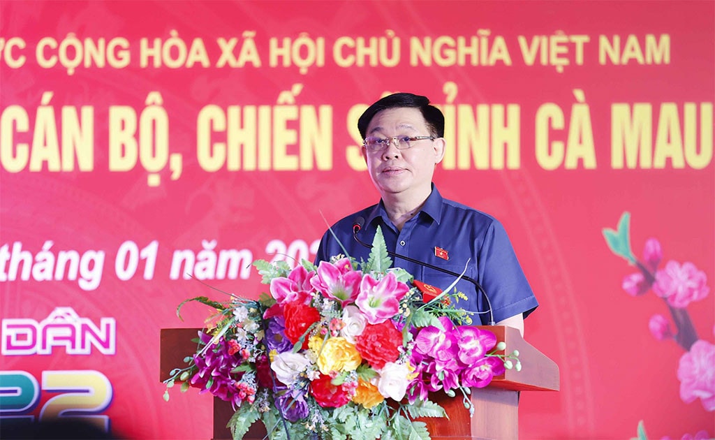 Chủ tịch Quốc hội Vương Đình Huệ chúc Tết cán bộ, chiến sỹ và nhân dân tại Đồn Biên phòng Rạch Gốc Ảnh: Doãn Tấn - TTXVN