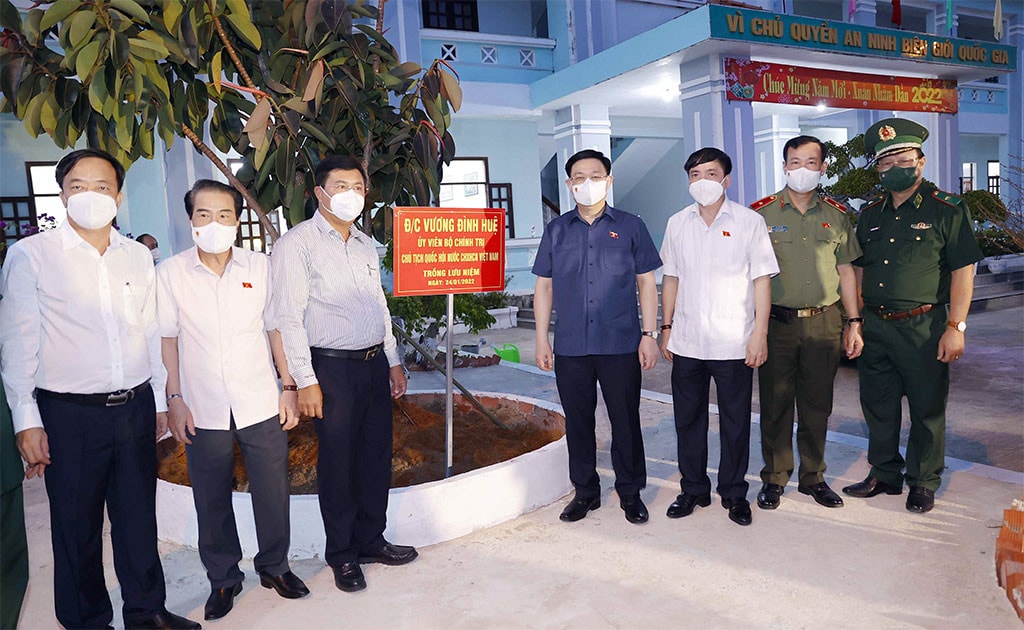 Chủ tịch Quốc hội Vương Đình Huệ với các đại biểu tại Đồn Biên phòng Rạch Gốc Ảnh: Doãn Tấn - TTXVN