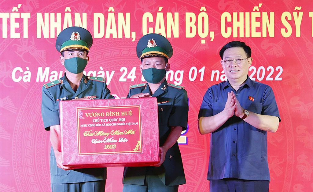 Chủ tịch Quốc hội Vương Đình Huệ tặng quà Tết cho cán bộ, chiến sỹ và nhân dân tại Đồn Biên phòng Rạch Gốc Ảnh: Doãn Tấn - TTXVN