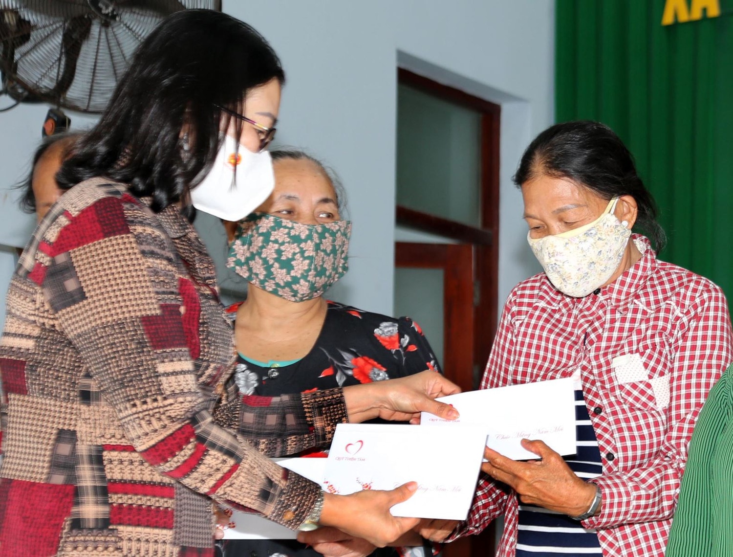 ĐBQH Bố Thị Xuân Linh (Bình Thuận) trao quà cho bà con huyện Tuy Phong