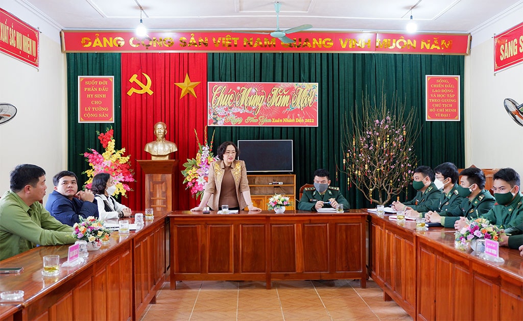 Phó Trưởng đoàn đại biểu Quốc hội chuyên trách tỉnh Điện Biên Lò Thị Luyến chúc Tết cán bộ, chiến sĩ Đồn Biên phòng Sen Thượng