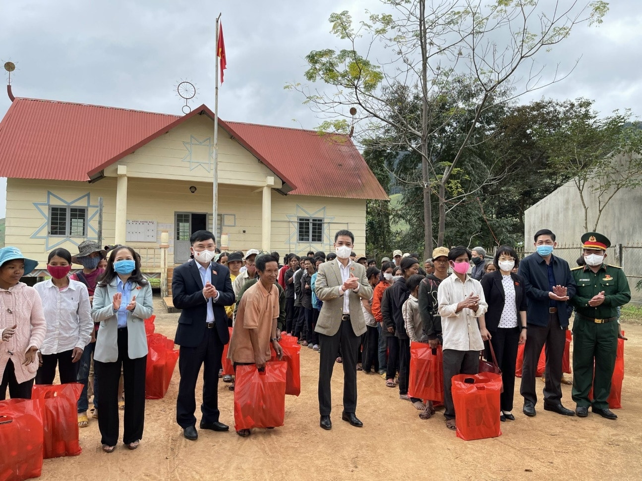Đại diện Đoàn ĐBQH tỉnh Gia Lai và Công ty Cổ phần hàng tiêu dùng Masan tặng quà Tết cho các hộ nghèo huyện Kbang