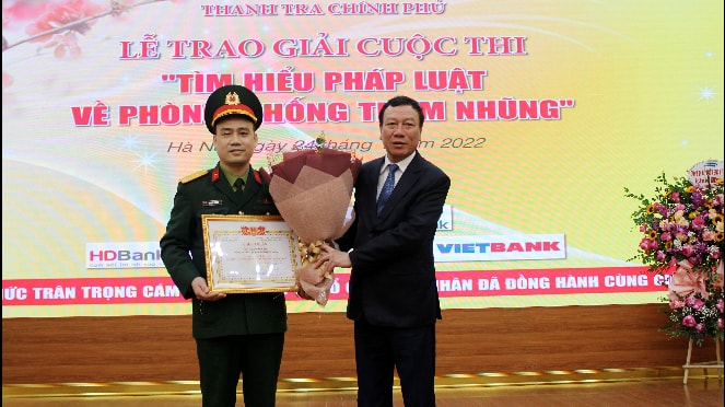 Tổng Thanh tra Chính phủ Đoàn Hồng Phong trao chứng nhận và tặng hoa chúc mừng ông Nguyễn Hữu Quý, Trường Sỹ quan Lục quân I dành giải Nhất Cuộc thi