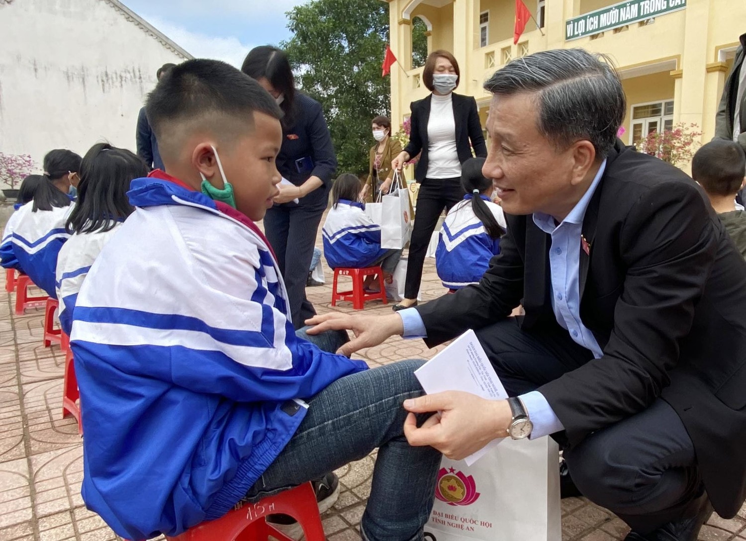 Chủ nhiệm Lê Quang Huy trao quà cho các em học sinh tại trường Tiểu học Bồi Sơn, huyện Đô Lương, Nghệ An