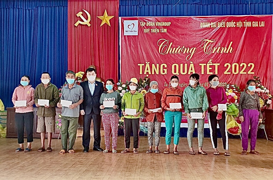 Đại diện Đoàn ĐBQH tỉnh Gia Lai và Quỹ ThiệnTâm tặng quà Tết cho các hộ nghèo huyện Đức Cơ