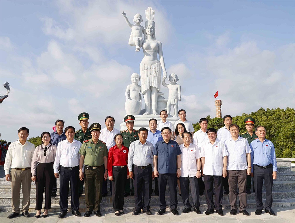 Chủ tịch Quốc hội Vương Đình Huệ với các đại biểu tại Đền thờ Quốc tổ Lạc Long Quân. Ảnh: Doãn Tấn - TTXVN