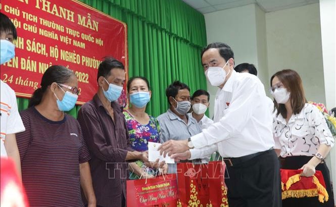 Phó Chủ tịch Thường trực Quốc hội Trần Thanh Mẫn tặng quà Tết cho các gia đình chính sách, hộ nghèo trên địa bàn phường Tân An. Ảnh: Ngọc Thiện- TTXVN