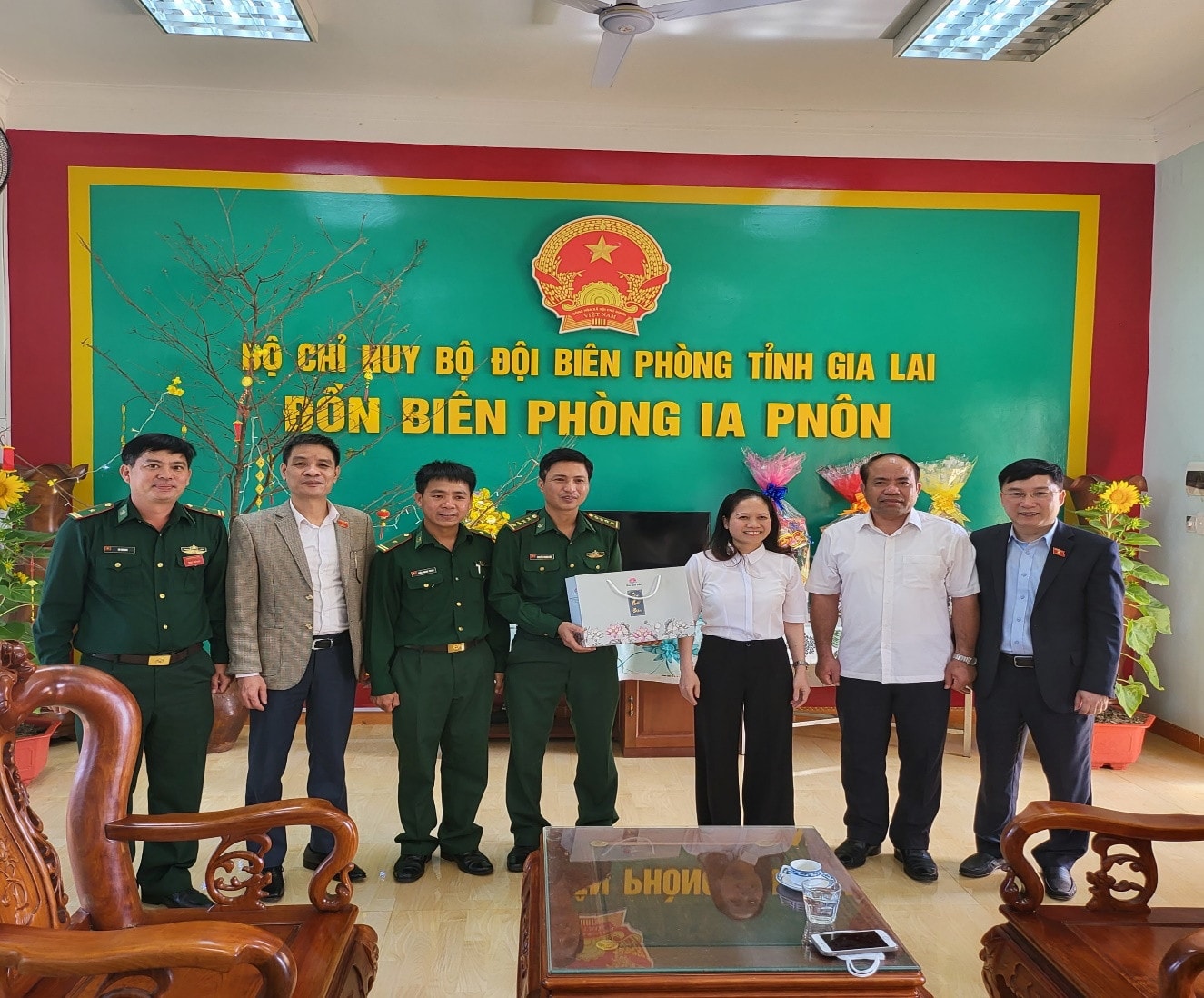 Đoàn ĐBQH tỉnh Gia Lai tặng quà Tết cho cán bộ, chiến sĩ Đồn Biên phòng Ia Pnôn, huyện Đức Cơ