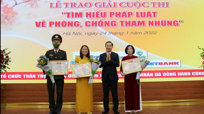Phó trưởng Ban Nội chính Trung ương Nguyễn Thái Học trao giải cho các tác giả