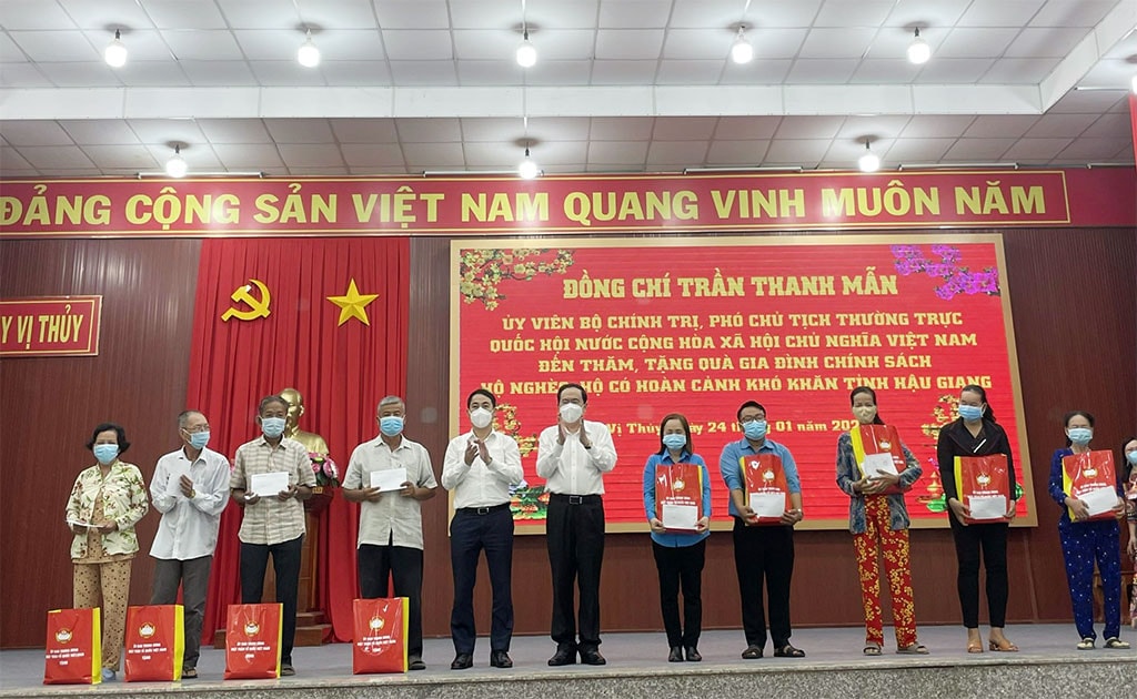 Phó Chủ tịch Thường trực Quốc hội Trần Thanh Mẫn trao quà cho các gia đình có hoàn cảnh khó khăn, gia đình bị ảnh hưởng bởi chất độc da cam