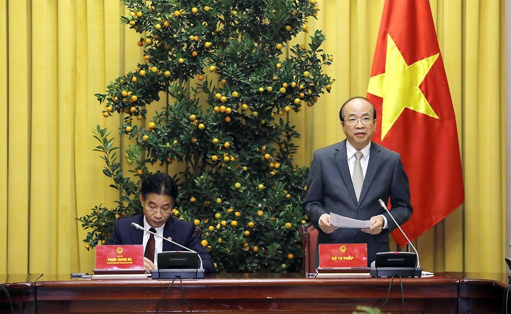 Thứ trưởng Bộ Tư pháp Phan Chí Hiếu trình bày Lệnh về việc công bố Luật