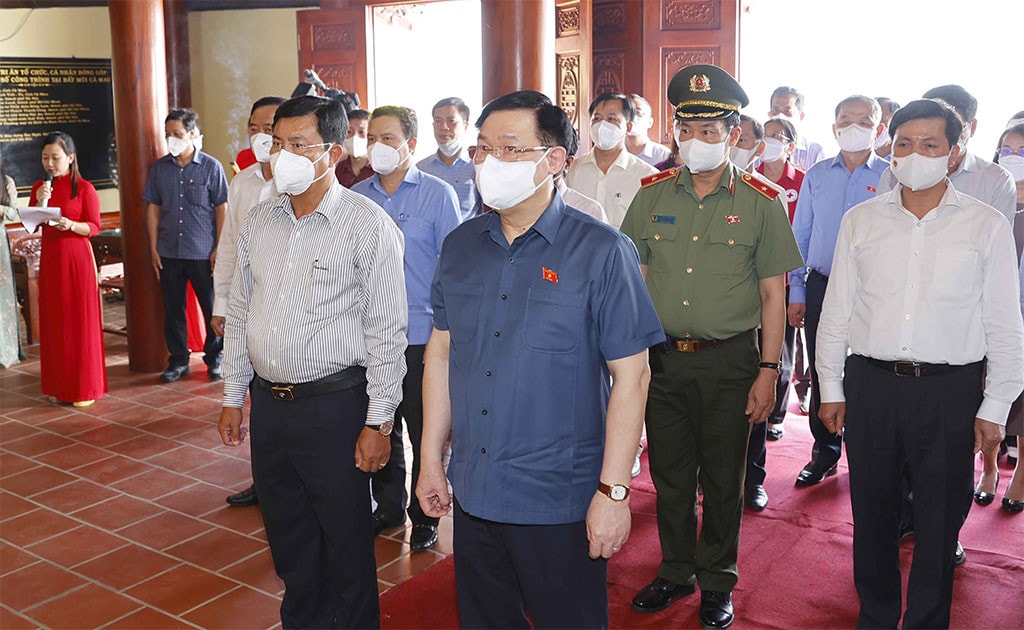 Chủ tịch Quốc hội Vương Đình Huệ dâng hương, dâng hoa tại Đền thờ Quốc tổ Lạc Long Quân, Cà Mau. Ảnh: Doãn Tấn - TTXVN