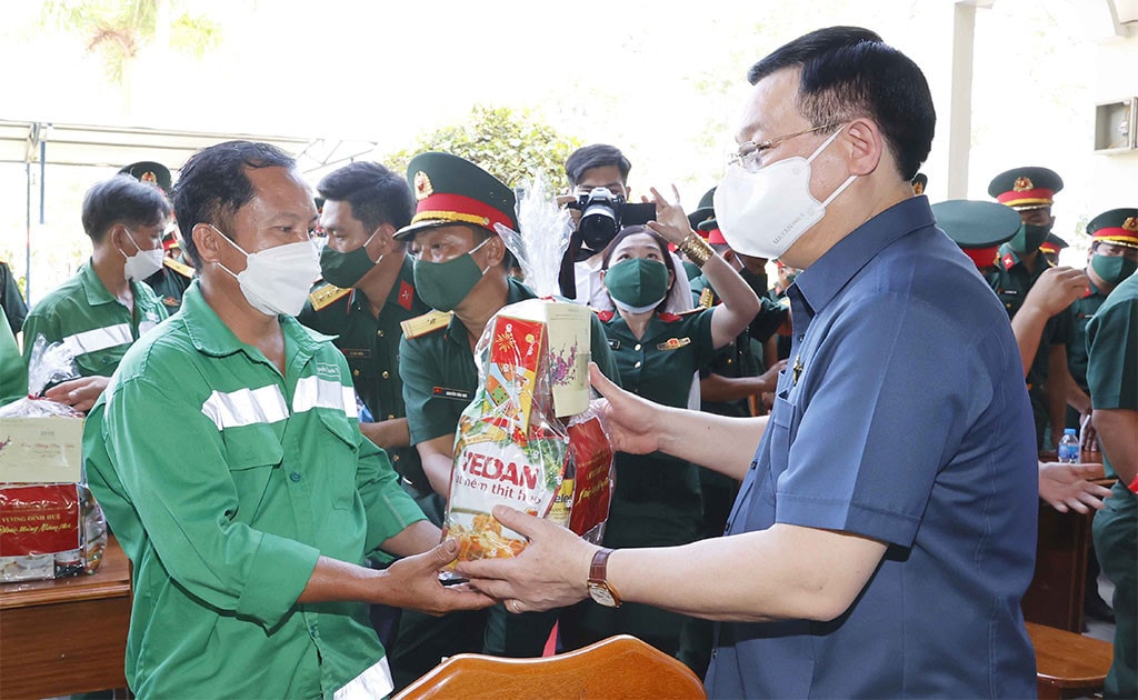 Chủ tịch Quốc hội Vương Đình Huệ tặng quà Tết công nhân môi trường, người lao động có hoàn cảnh khó khăn Ảnh: Doãn Tấn