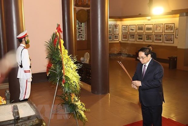 Thủ tướng Phạm Minh Chính dâng hương tưởng niệm Chủ tịch Hồ Chí Minh