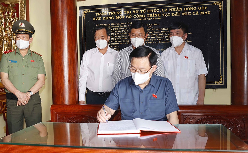 Chủ tịch Quốc hội Vương Đình Huệ viết lưu bút tại Đền thờ Quốc tổ Lạc Long Quân. Ảnh: Doãn Tấn - TTXVN