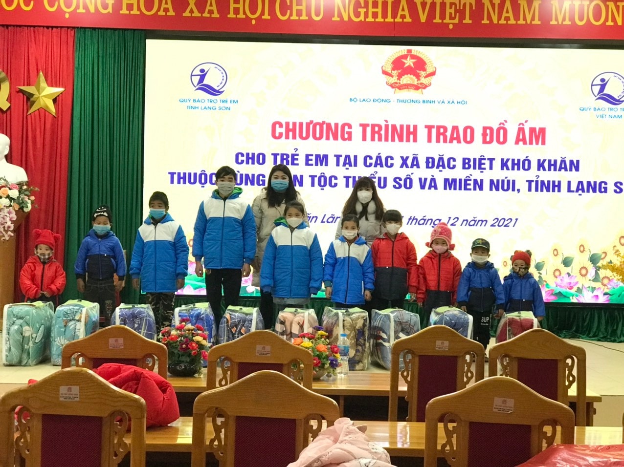 Trẻ em các xã đặc biệt khó khăn thuộc vùng dân tộc thiểu số và miền núi ở Lạng Sơn nhận đồ ấm từ Quỹ Bảo trợ trẻ em Việt Nam