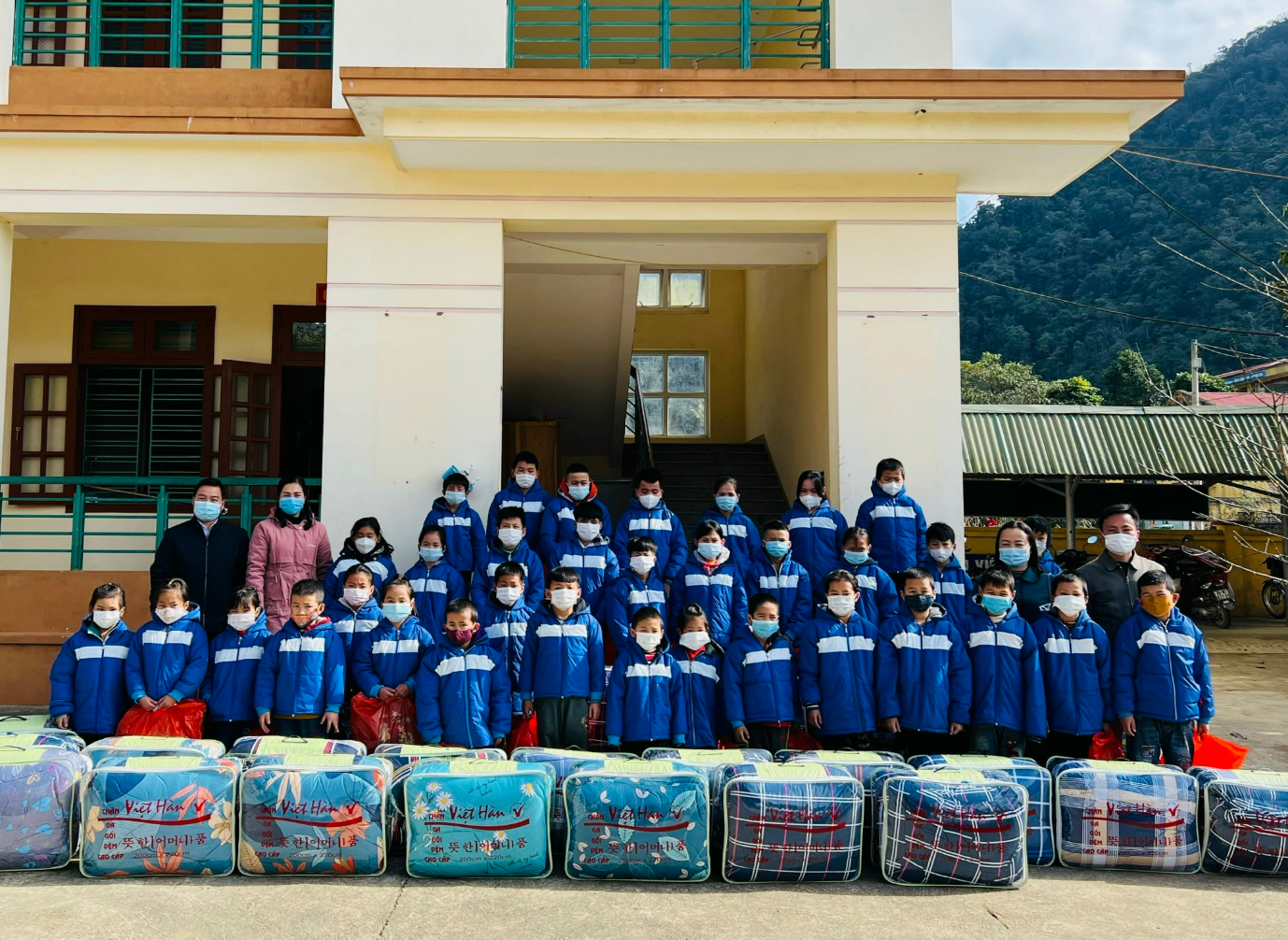 Trẻ em xã Thanh Sơn, huyện Mai Châu, tỉnh Hòa Bình nhận đồ ấm từ Quỹ Bảo trợ trẻ em Việt Nam