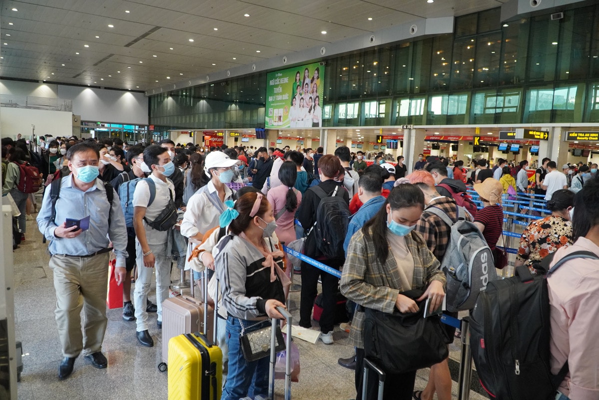 Khách xếp hàng dài chờ làm thủ tục ở sân bay Tân Sơn Nhất ngày 23.1