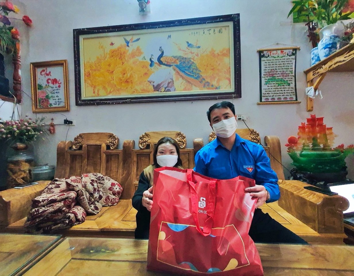 Phó Chủ tịch Hội Thầy Thuốc trẻ tỉnh Bắc Giang Nguyễn Duy Bảo trao quà cho hội viên CLB Thanh niên khuyết huyện Yên Thế Vũ Thị Tuyến.