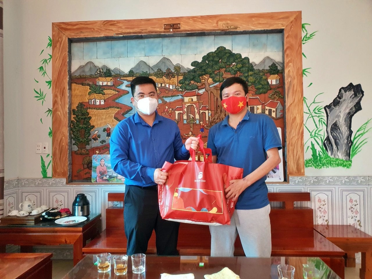 Phó Chủ tịch thường trực Hội LHTN tỉnh Bắc Giang Nguyễn Hữu Thống, trao quà Chủ Nhiệm CLB Thanh niên khuyết tật huyện Yên Dũng Anh Nguyễn Văn Quyết