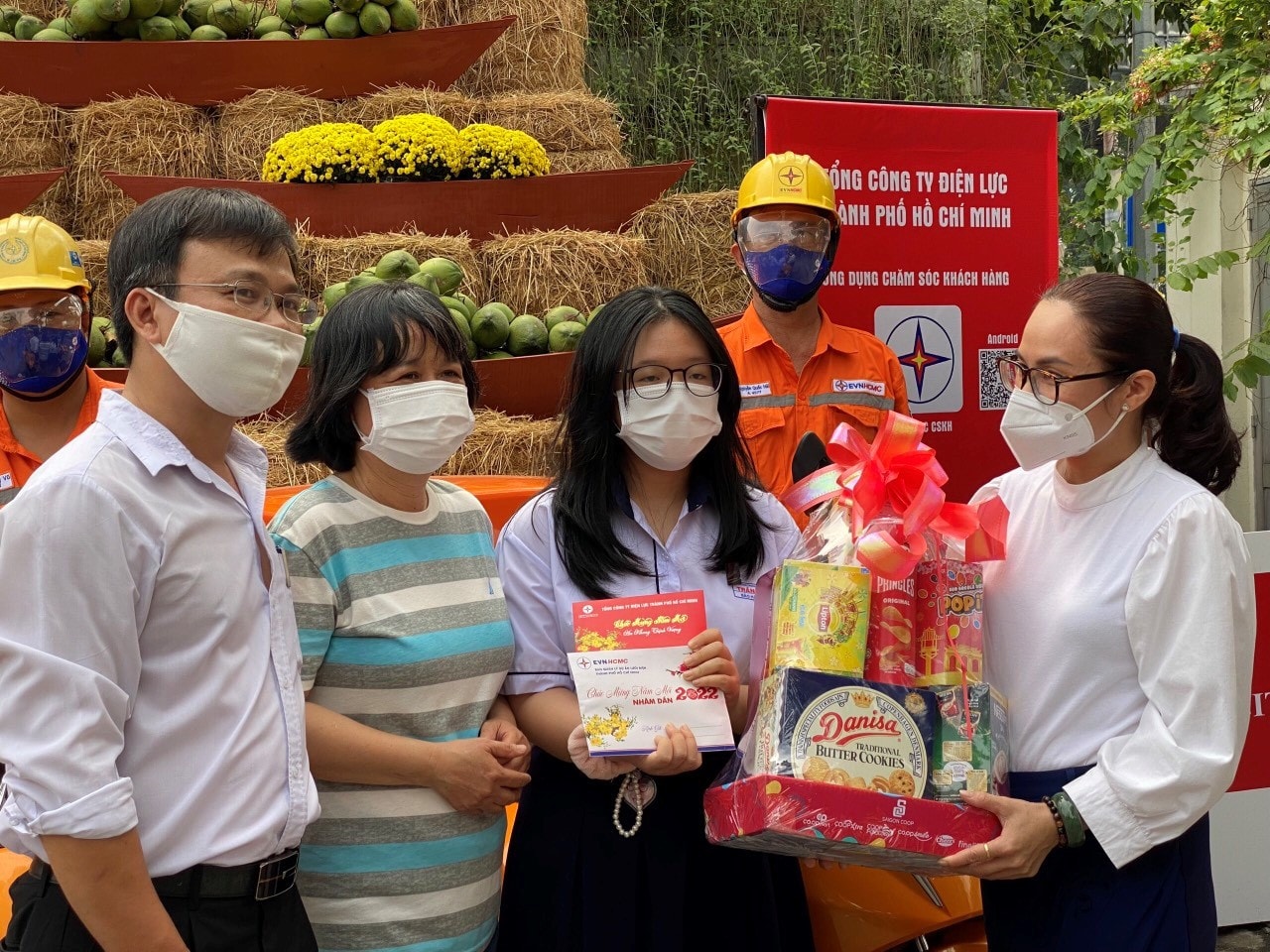 Công đoàn BQL Lưới điện TPHCM đưa bé có hoàn cảnh đặc biệt vì Covid-19 du xuân đường hoa, phố ông Đồ - NVH Thanh niên.