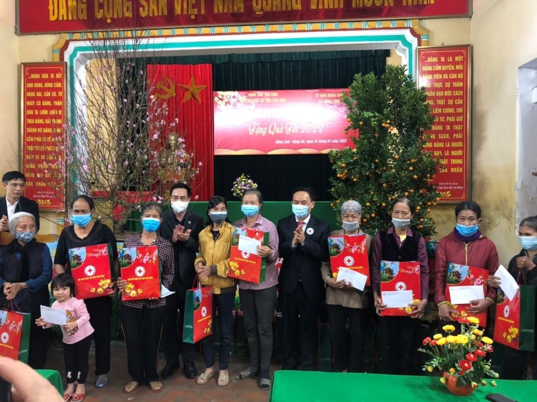 Phó Trưởng Đoàn ĐBQH Chuyên trách Nguyễn Văn Huy trao quà Tết tại xã Hồng Lĩnh, huyện Hưng Hà