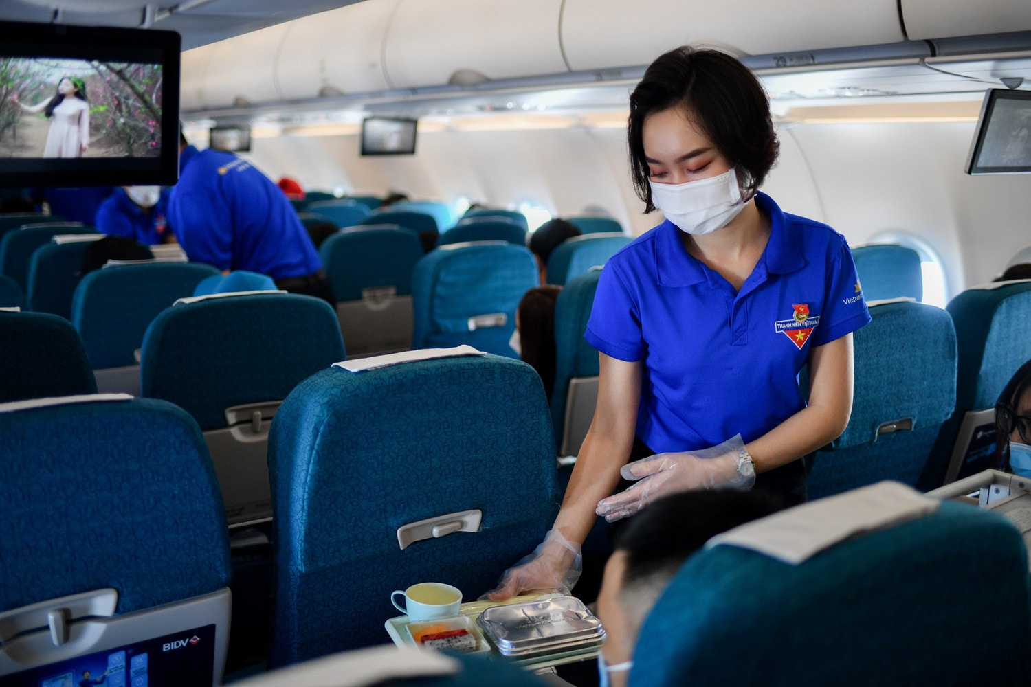 Hành khách được phục vụ theo tiêu chuẩn của hãng hàng không quốc tế 4 sao trong suốt hành trình Hành khách được phục vụ theo tiêu chuẩn của hãng hàng không quốc tế 4 sao trong suốt hành trình.