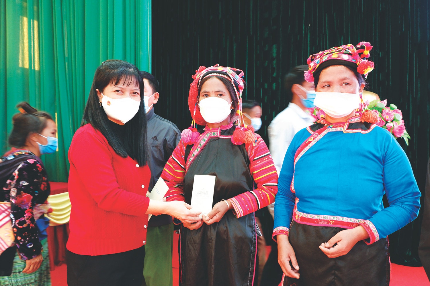	Phó Trưởng ban Công tác đại biểu Tạ Thị Yên tặng quà cho hộ nghèo huyện Mường Nhé, Điện Biên Ảnh: Nhật Linh