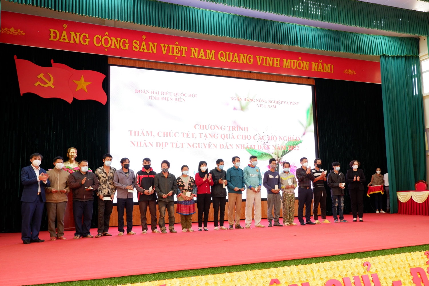 Đoàn đại biểu Quốc hội tỉnh Điện Biên tặng quà cho các hộ nghèo ở huyện Mường Nhé