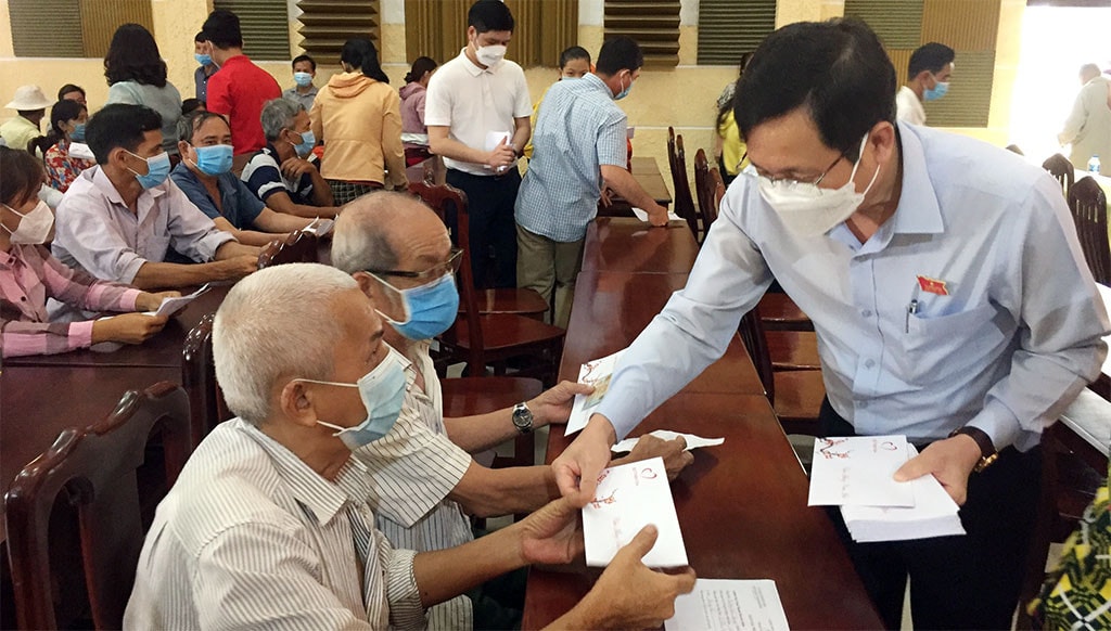 Phó Chủ tịch Thường trực HĐND tỉnh Long An Mai Văn Nhiều thăm hỏi và tặng quà gia đình chính sách