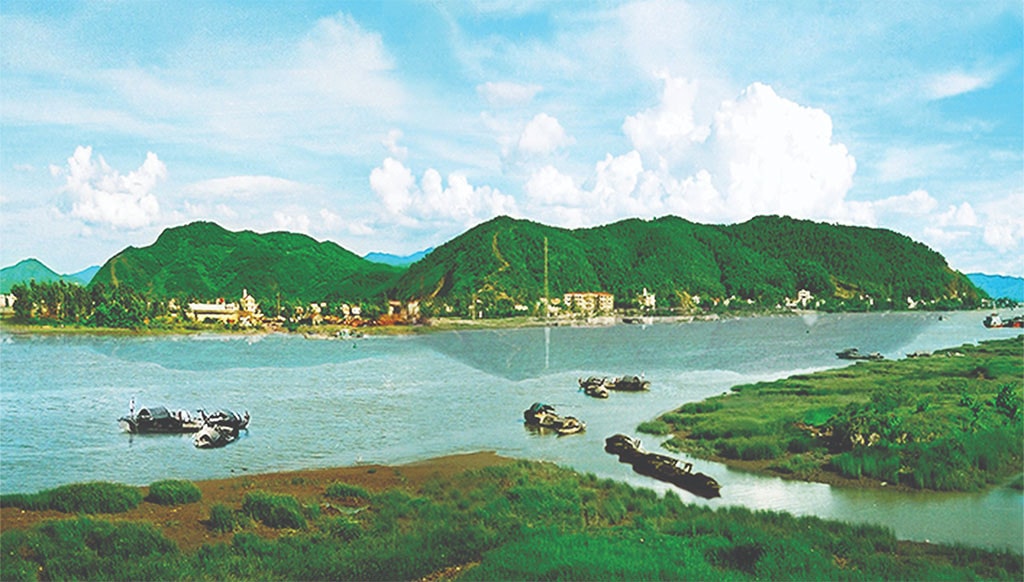 Núi Hồng-Sông Lam, biểu tượng của quê hương Nghệ Tĩnh Ảnh: Giao Hưởng