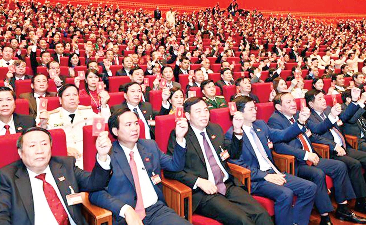 Các đại biểu biểu quyết, thông qua Nghị quyết Đại hội XIII Đảng Cộng sản Việt Nam Ảnh: Trí Dũng